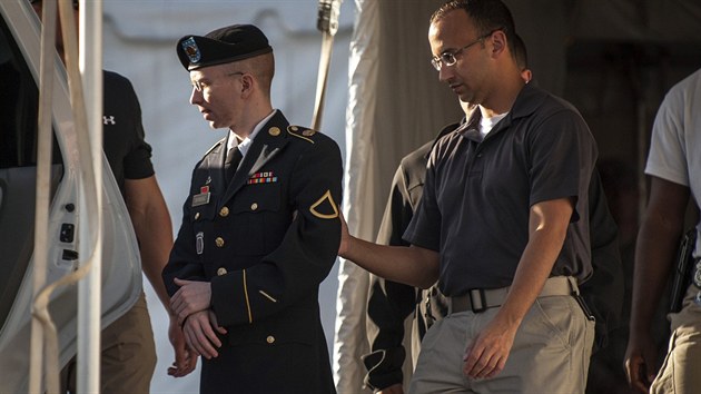 Nkdejho analytika americk rozvdky Bradleyho Manninga eskortuj od vojenskho soudu ve Fort Meade (14. srpna 2013).