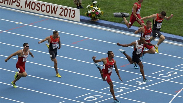 VEPEDU. Amerian Ashton Eaton dobh do cle bhu na 100 m, prvn disciplny desetibojaskho kln.