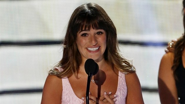 Hereka Lea Michele, kter v rovch atikch vypadala jako holika, vnovala svou cenu zesnulmu pteli Monteithovi ze serilu Glee.