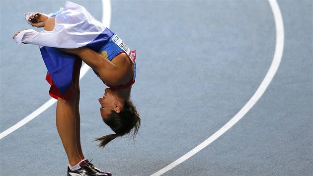 POKLONA. Jelena Isinbajevov slav titul mistryn svta a dkuje moskevskm fanoukm.