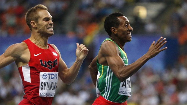 STRUHJC FINI. Amerian Nick Symmonds (vlevo) a Mohammed Aman z Etiopie bojuj na MS v Moskv o zlato v zvod na 800 metr.
