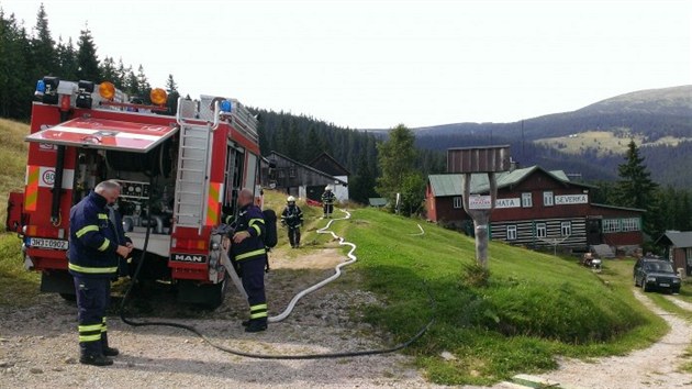 Hasii zasahuj v Peci pod Snkou u chaty Severka, kde nael jej majitel pod koly svho vozu nastraenou bombu