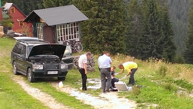 Hasii zasahuj v Peci pod Snkou u chaty Severka, kde nael jej majitel pod koly svho vozu nastraenou bombu