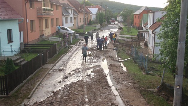 Po bleskov povodni museli v Komni a Bystici pod Lopenkem odklzet velkou spou.