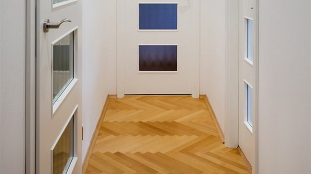 Nové dveře a parkety dávají zapomenout na to, že byt je ve starším panelovém domě.