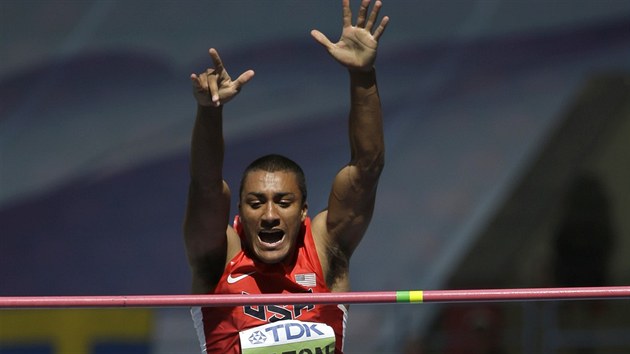 Americk desetiboja Ashton Eaton pi skoku o tyi.