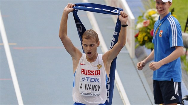 Rusk chodec Alexandr Ivanov se raduje z triumfu v zvod na 20 km na svtovm ampiontu v Moskv.