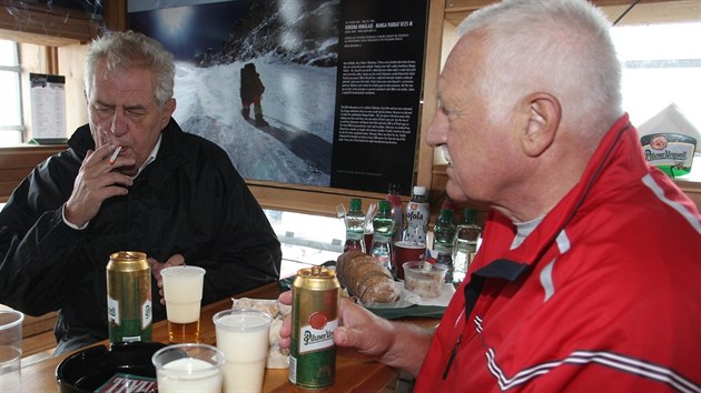 Souasn a bval prezident Milo Zeman a Vclav Klaus se setkali na tradin svatovavineck pouti na Snce. Ped m zali na pivo a Zeman si tak zakouil.