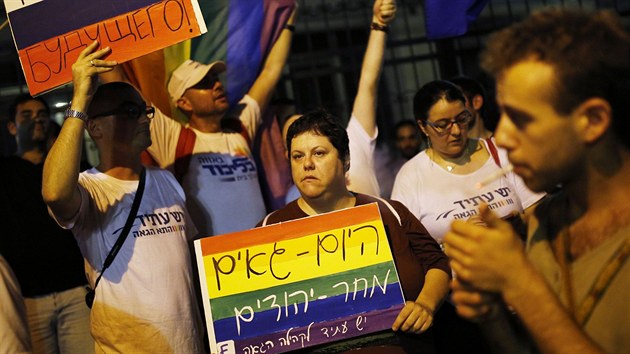 V sobotu protestovali lid proti homofobnmu zkonu ped ruskou ambasdou v izralskm Tel Avivu.