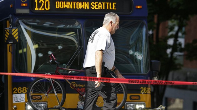 V rann pice v Seattlu postelil cestujc idie autobusu.