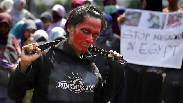 Proti nsil v Egypt protestovali muslimov v Jakart v Indonsii (15. srpna 2013).
