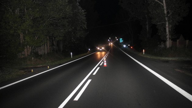 Msto nehody na silnici I/6 v Bochov. idi tady srazil chodce, kter hodinu ped plnoc pechzel silnici z centra obce k mstn zahrdksk kolonii.