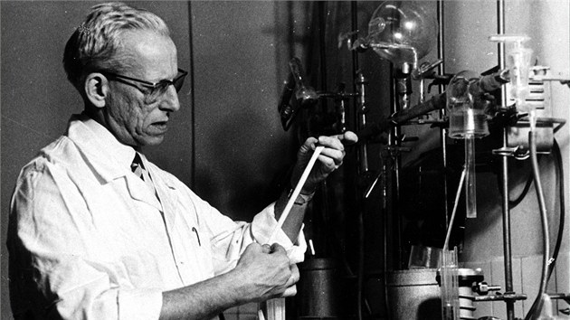 Vdec a jeden z prkopník makromolekulární chemie Otto Wichterle pi práci.