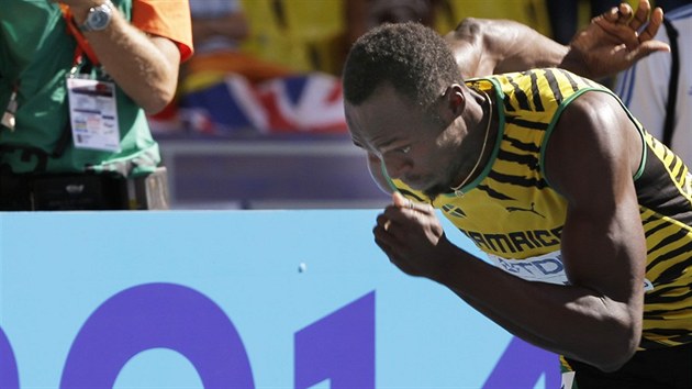 Usain Bolt startuje do rozbhu na 200 metr