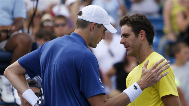 Juan Martn del Potro (vpravo) blahopeje svmu pemoiteli Johnu Isnerovi.