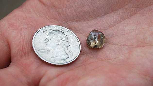 Dvanctilet Michael Dettlaff nael v prodnm parku Crater of Diamonds v Arkansasu vzcn diamant. Na dlani je vedle diamantu americk tvrk. 