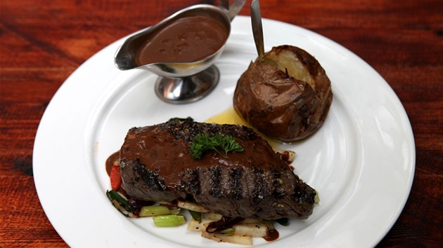 Pestoe velryb maso pozvolna z islandskch restaurac miz, v centru Reykjavku jet stle mete ochutnat velryb steak.
