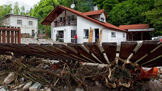 Z okol domu ve Svobod nad pou museli lid odstraovat a metr a pl kamen po ervnov povodni (12.8.2013).