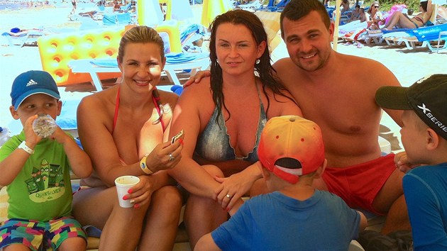 Monika Mareov na dovolen v Turecku se svmi dtmi, kamardkou Petrou a jej rodinou. 