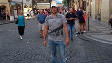 Ruský hokejista Alexandr Ovekin na procházce Prahou.