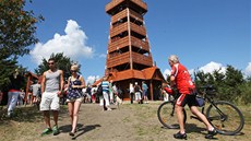 NOVÁ DOMINANTA. Už první den po otevření rozhledna přivábila stovky lidí. NOVÁ DOMINANTA. Už první den po otevření rozhledna přivábila stovky lidí.