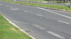imická ulice v Bohnicích: Dva pruhy v kadém smru se na nkolika stech...