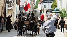  Pestoe v tchto dnech se natáí v Útku pedevím davové scény s