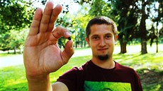 Mykolog Pavel Brůžek se svým úlovkem - královským lanýžem. Mimořádně vzácný a... Mykolog Pavel Brůžek se svým úlovkem - královským lanýžem. Mimořádně vzácný a...
