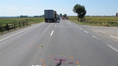 Při nehodě kamionu a kola se cyklistka těžce zranila. Při nehodě kamionu a kola se cyklistka těžce zranila.