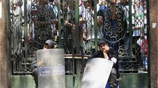 Bezpenostní sloky steí vchod do meity v centru Káhiry. (17. srpna 2013)