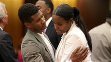 Usher po skonení soudu svou první enu Tameku Fosterovou objal. (2013)