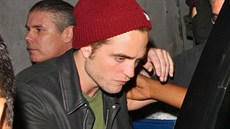 Robert Pattinson se snail z klubu rychle dostat do auta.
