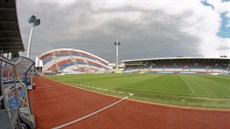 Pohled na Andrv stadion, který je domovem fotbalové Sigmy Olomouc, z tunelu vedoucího z aten.