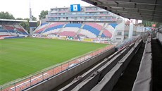Pohled na Andrv stadion, který je domovem fotbalové Sigmy Olomouc, z tunelu vedoucího z aten.