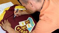 Viktor Ujík podepisuje dres Dukly Jihlava, který bude vydraen ve speciální...