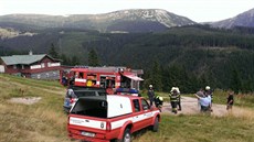 Experti zasahují v Peci pod Snkou u chaty Severka, kde nael její majitel pod koly svého vozu nastraenou bombu