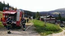 Experti zasahují v Peci pod Snkou u chaty Severka, kde nael její majitel pod koly svého vozu nastraenou bombu