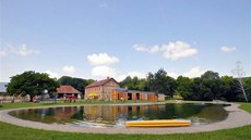 Lem biotopu je z lité kamínkové dlažby, z níž je pozvolný vstup do vody. Lem biotopu je z lité kamínkové dlažby, z níž je pozvolný vstup do vody.