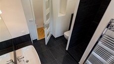Dispozice koupelny dovolila u sprchového koutu vyhnout se poízení zástny i...