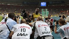 Mistr svta v bhu na 100 metr Usain Bolt pózuje fotoreportérm.