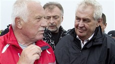 Václav Klaus a Miloš Zeman se v sobotu 10. srpna setkali na Sněžce. V pozadí... Václav Klaus a Miloš Zeman se v sobotu 10. srpna setkali na Sněžce. V pozadí...