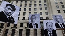 Demonstranti v Londýn drí plakáty, na kterých se ruský prezident Vladimir...