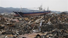 V centru japonského msta Kesennuma stojí od bezna 2011 lo, kterou tsunami...