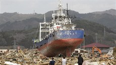 Tsunami, která Japonsko zasáhla 11.března 2011, odnesla 330tunovou rybářskou... Tsunami, která Japonsko zasáhla 11.března 2011, odnesla 330tunovou rybářskou...