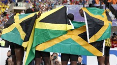 ZLATÍ JAMAJČANÉ. Vítězná sestava z Moskvy v krátké štafetě. Usain Bolt (vpravo)... ZLATÍ JAMAJČANÉ. Vítězná sestava z Moskvy v krátké štafetě. Usain Bolt (vpravo)...
