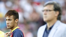 Barcelonský útoník Neymar eká, a mu dá jeho trenér Gerardo "Tata" Martino...
