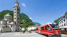 Tirano, vlak Bernina Express zde kiuje námstí