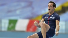 MÁM TO. Nejvtí favorit tykaského závodu Renaud Lavillenie pekonal laku a