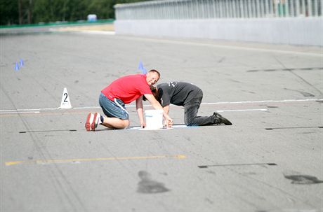 Píprava na závody Velké ceny silniních motocykl v Brn.