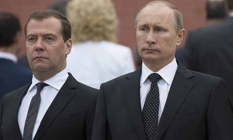Dmitrij Medvedv (vlevo) a Vladimir Putin